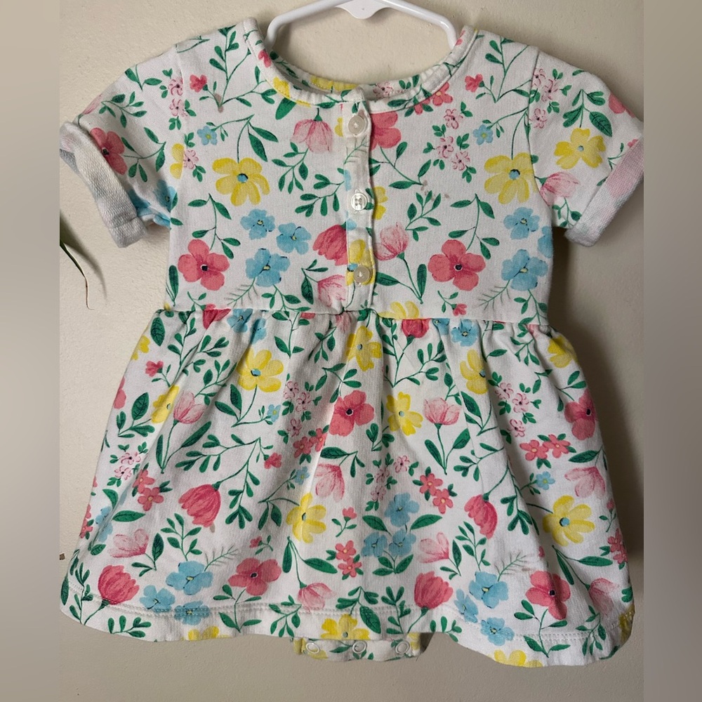 🌺 BUNDLE 4 ITEMS FOR $20 🍒
Carter's White and Cream Casual Sundress